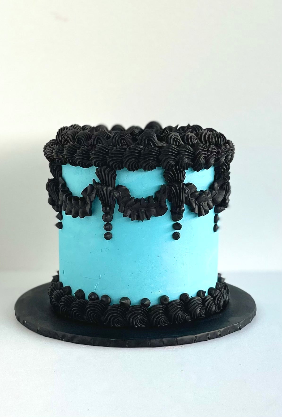 Beautiful cute cake with vintage retro piping in Brisbane