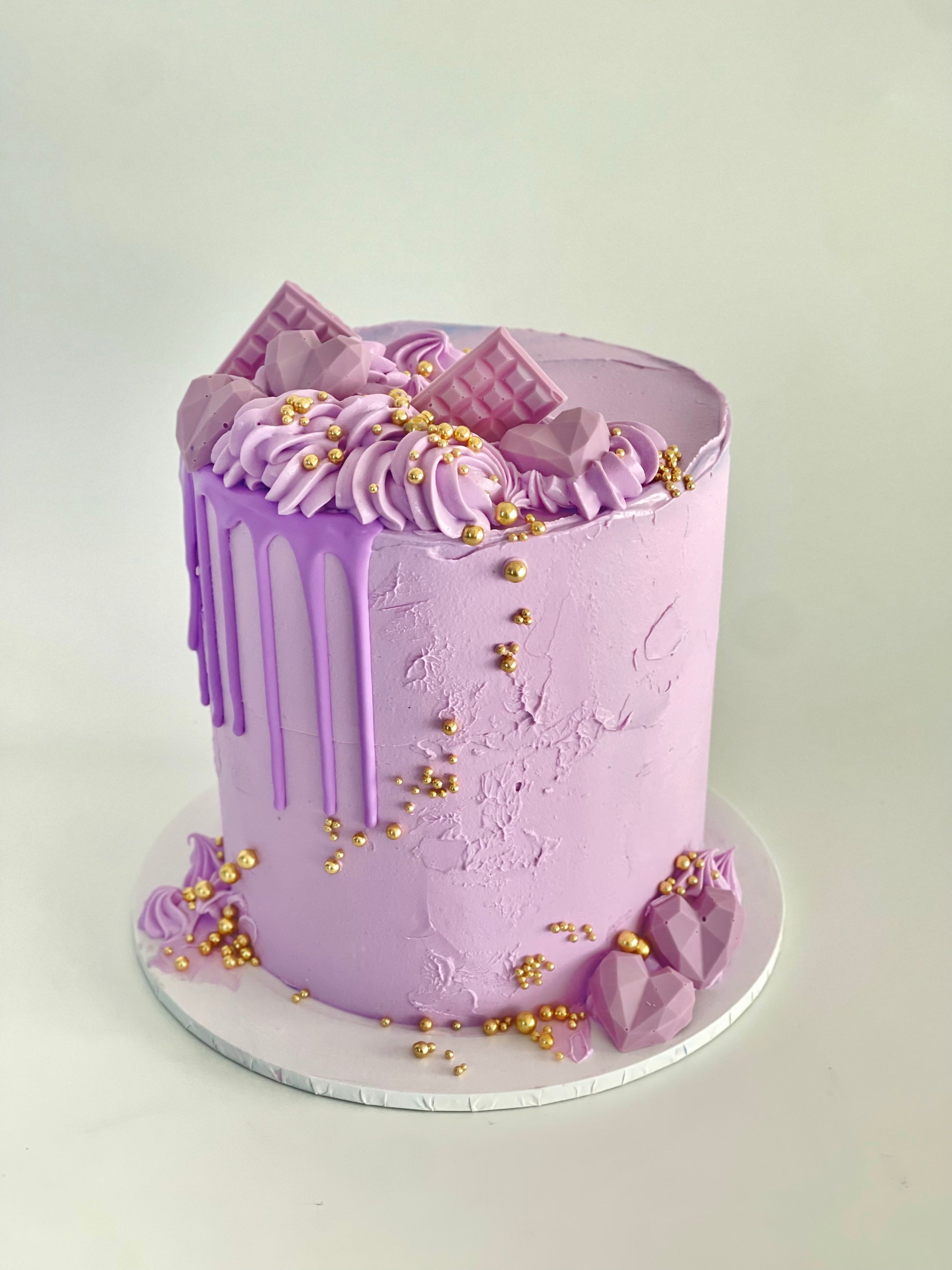 single colour cake with drip